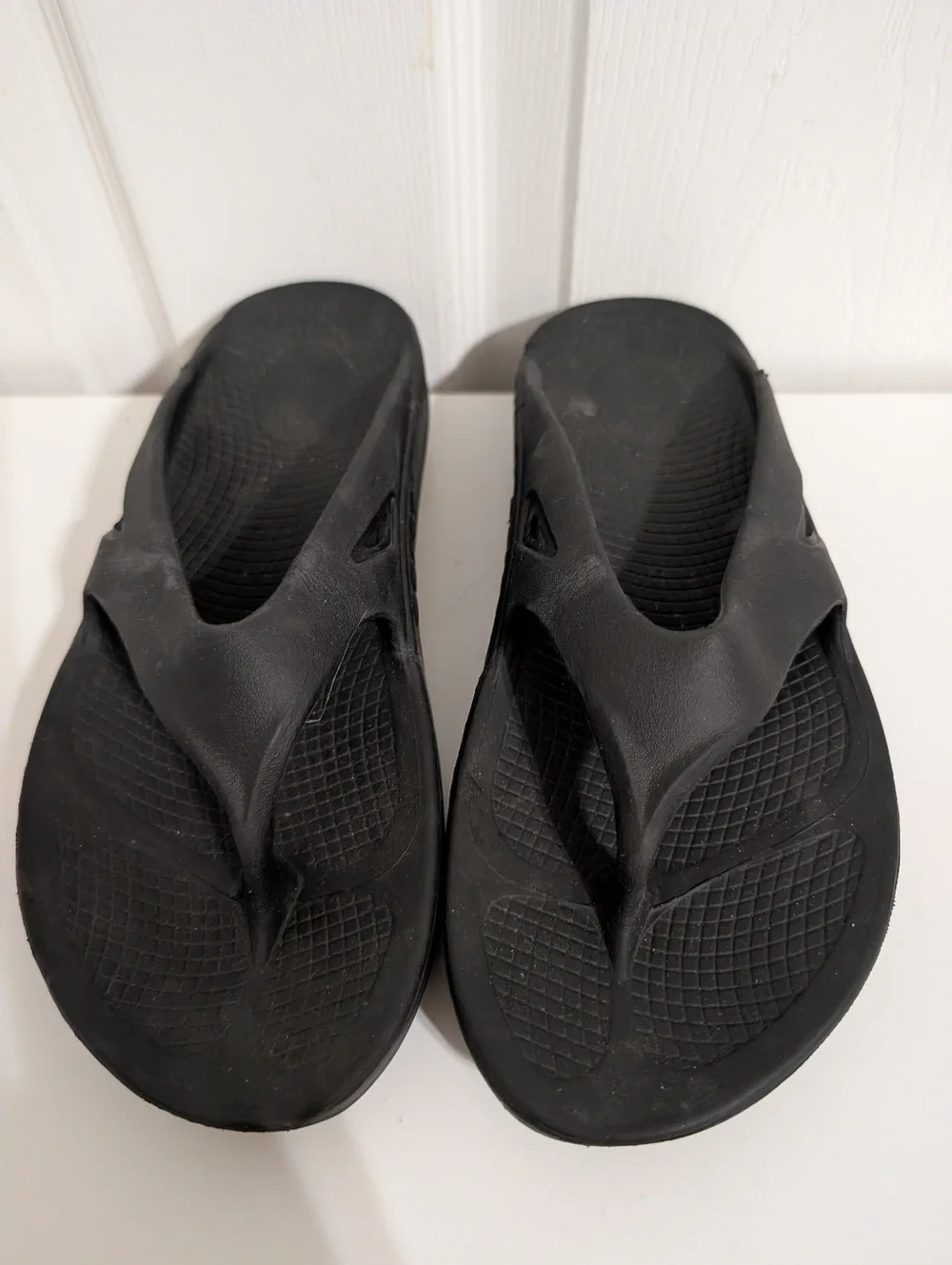 OOFOS Ooriginal Thong Flip Flop Sandals Black Unisex Mens Size 6 Womens 8